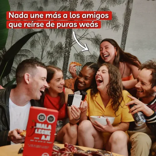 amigos jugando y riendo con mala leche con aji