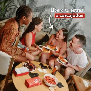 amigos sentados en sofa en un living jugando mala leche con aji