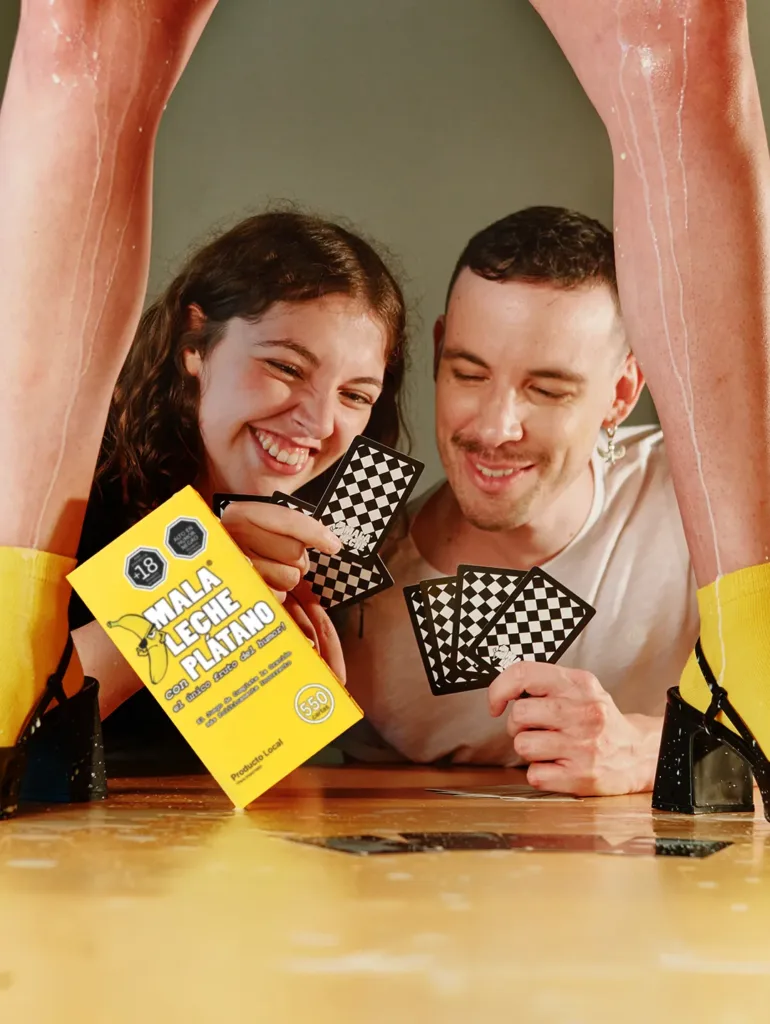 2 amigos bajo 2 piernas con caja mala leche con platano