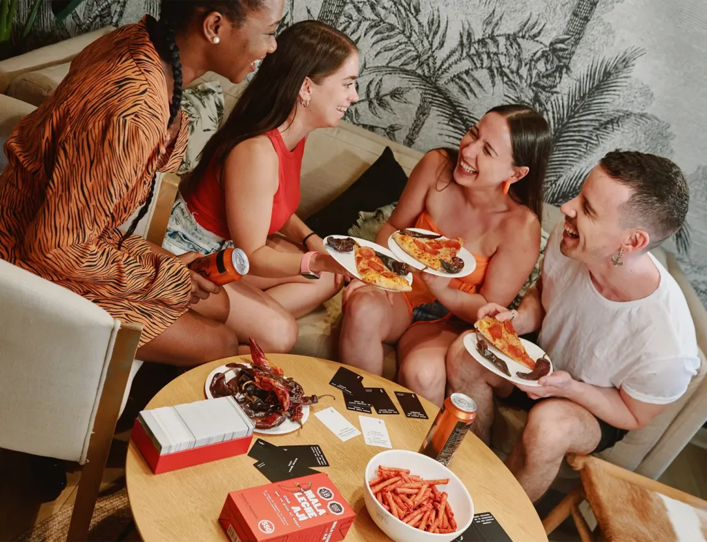 amigos jugando mala leche con aji sentados en sillon