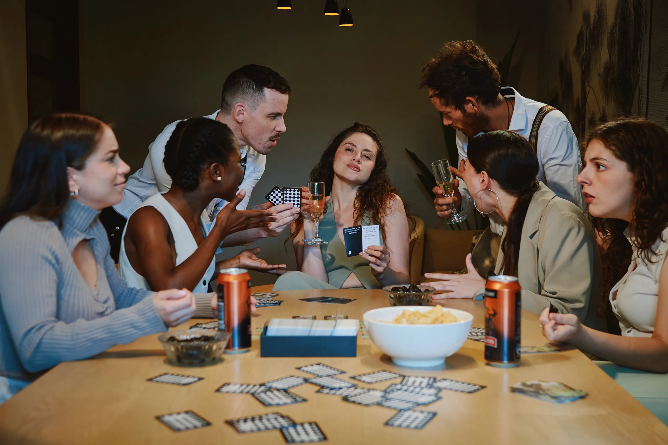 grupo de amigos discutiendo por mala leche original sentados en una mesa
