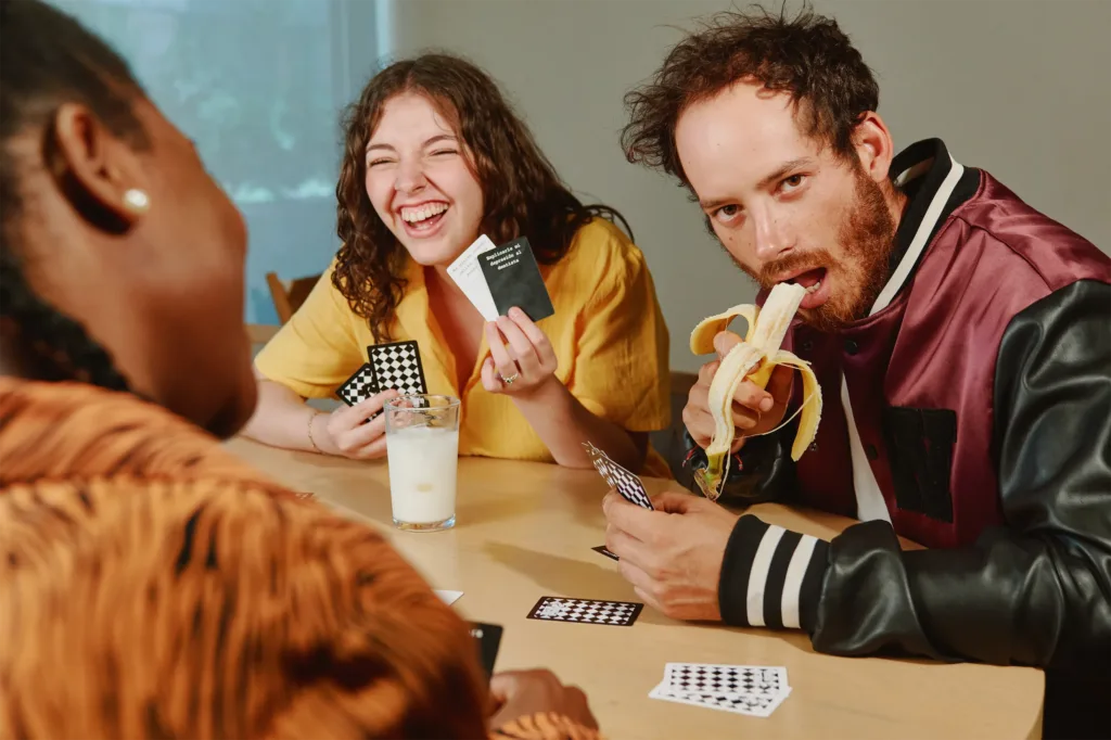 mujer mostrando cartas de mala leche con platano