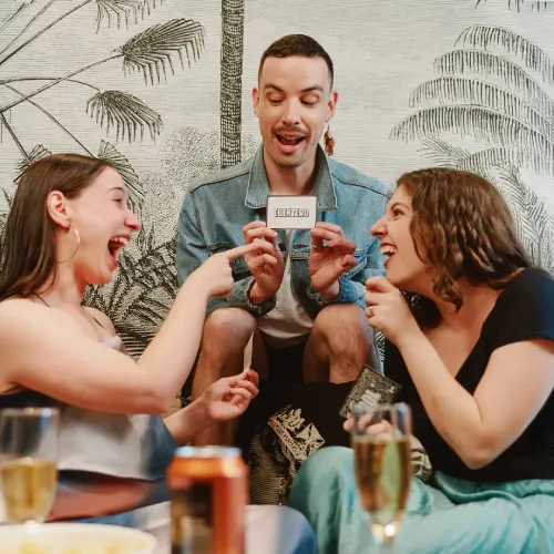 amigas descubriendo al cuentero sin texto