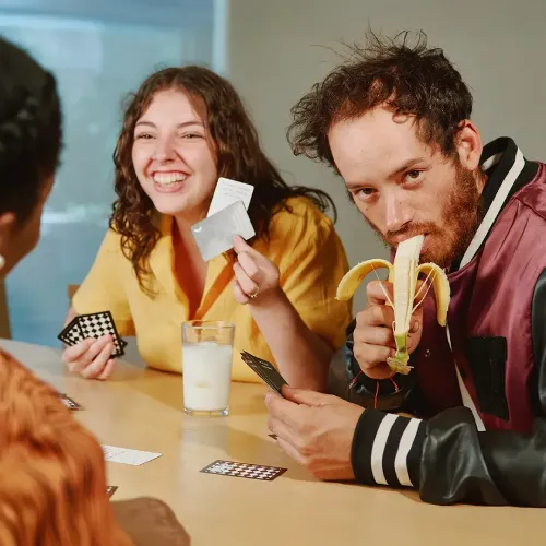 amigos jugando mala leche con platano comiendo platano sin texto