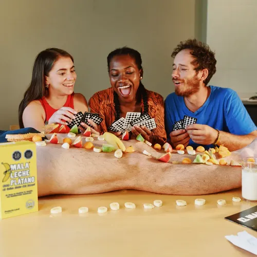 grupo de amigos jugando mala leche con platano sobre fruta sin texto