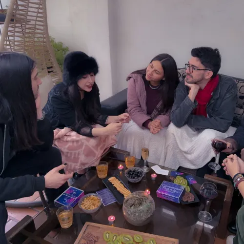 Amigos Jugando Conversaciones Profundas En El Jardin De Una Casa Sin Texto