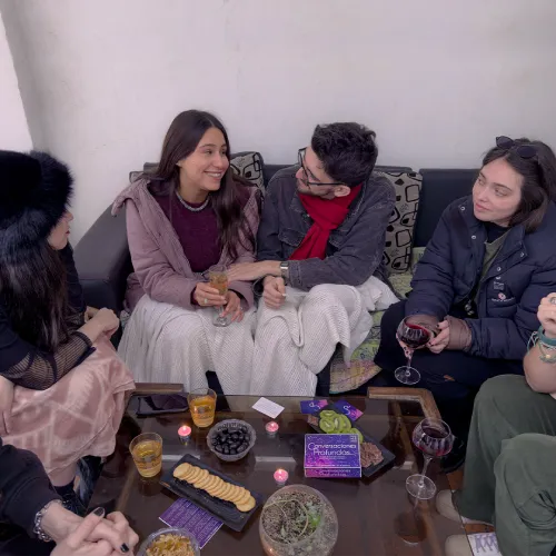 Amigos Jugando Conversaciones Profundas En Jardin Comprenidiendose Mutuamente Sin Texto
