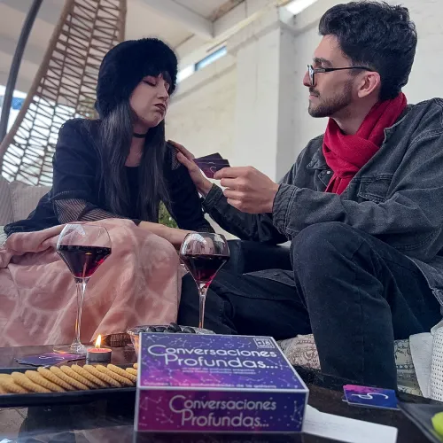 Pareja Jugando Conversaciones Profundas Empatizando Sin Texto