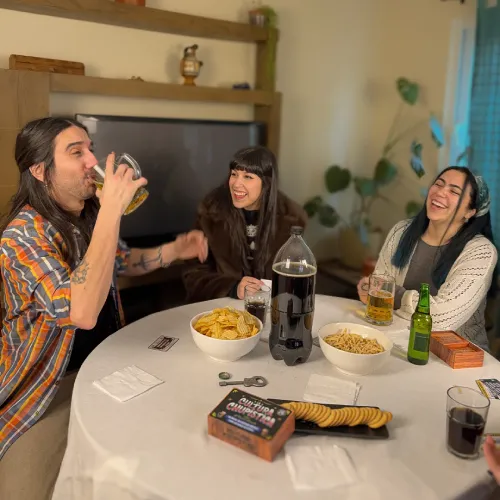 Amigos Jugando Cultura Chupistica De Pasalo Chancho En Living De Casa Texto Sin Texto