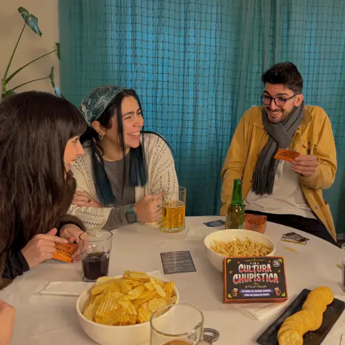 Amigos Jugando Cultura Chupistica En Living De Una Casa Con Papitas Sin Texto