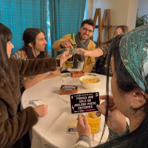 Grupo De Amigos Jugando Cultura Chupistica En Una Mesa.webp Sin Texto