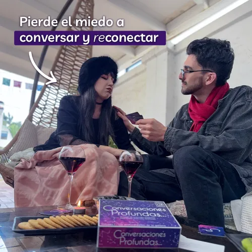 pareja jugando conversaciones profundas con frazada en el cuerpo frente a chimenea