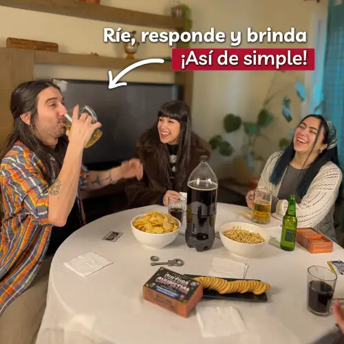 amigos jugando cultura chupistica de pasalo chancho en living de casa texto