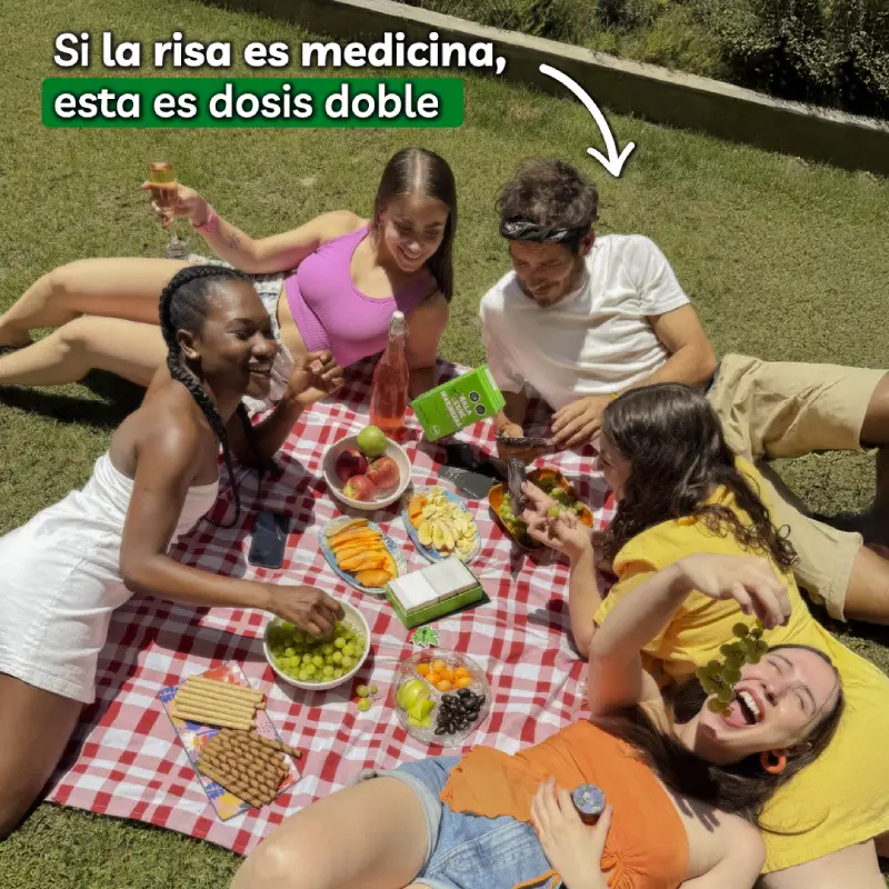 amigos en picnic jugando mala leche de marihuana sobre mantel rojo con blanco