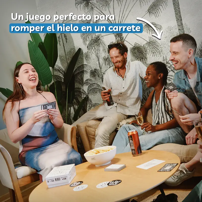 amigos escuchando historia de mujer jugando cuentero