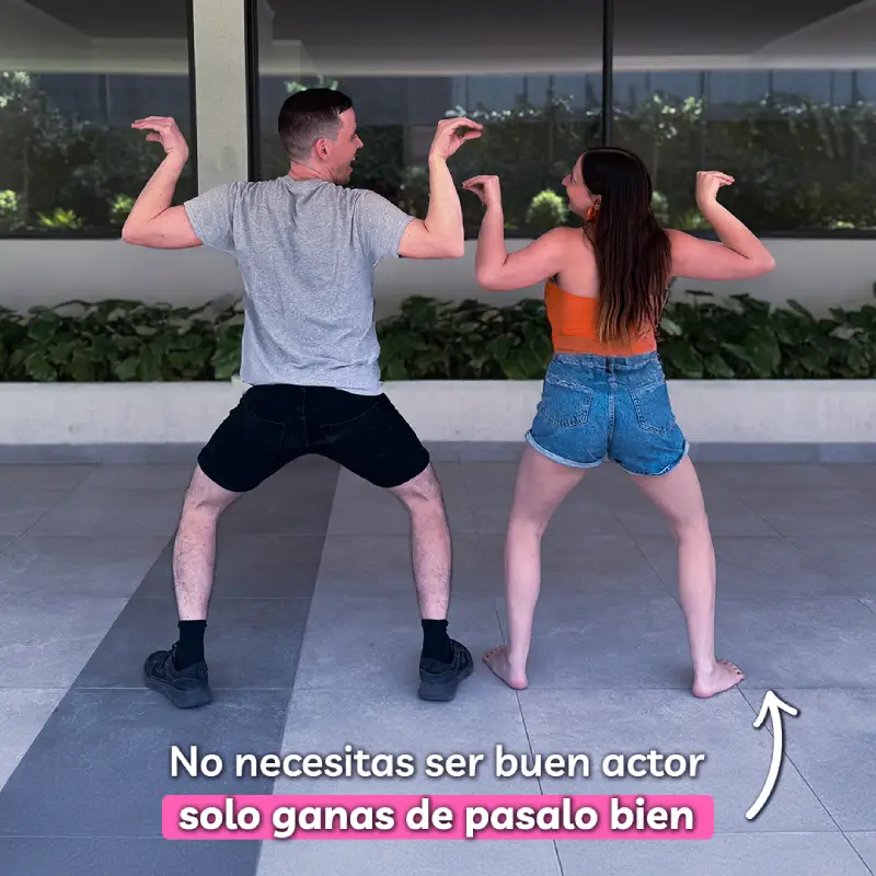 amigos jugando improvisado en el jardin pero eres un cangrejo