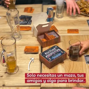 la cultura chupistica de pasalo chancho sobre mesa de un bar con manos jugando