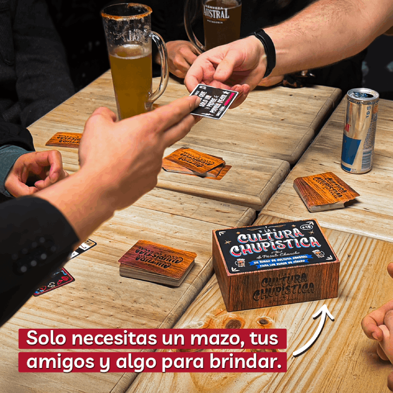 manos compartiendo cartas de cultura chupistica de pasalo chancho