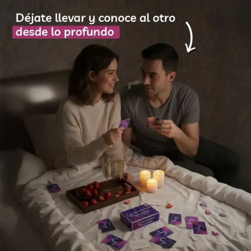 pareja jugando conversaciones profundas en la cama con frutillas