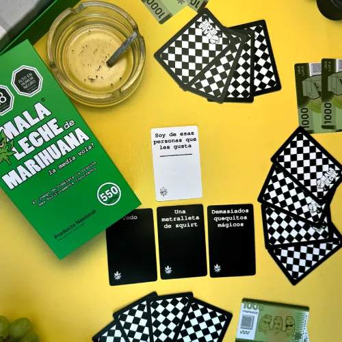 unboxing mala leche de marihuana sobre mesa amarilla