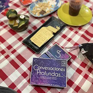 amigos jugando conversaciones profundas evento Pasalo chancho 2