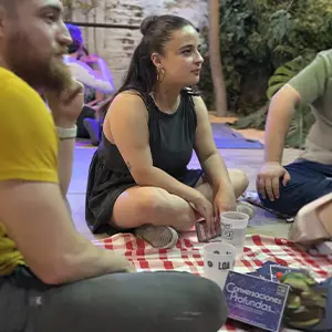 amigos jugando conversaciones profundas evento Pasalo chancho 6