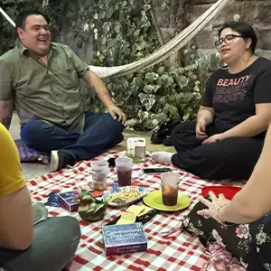 amigos jugando conversaciones profundas evento Pasalo chancho