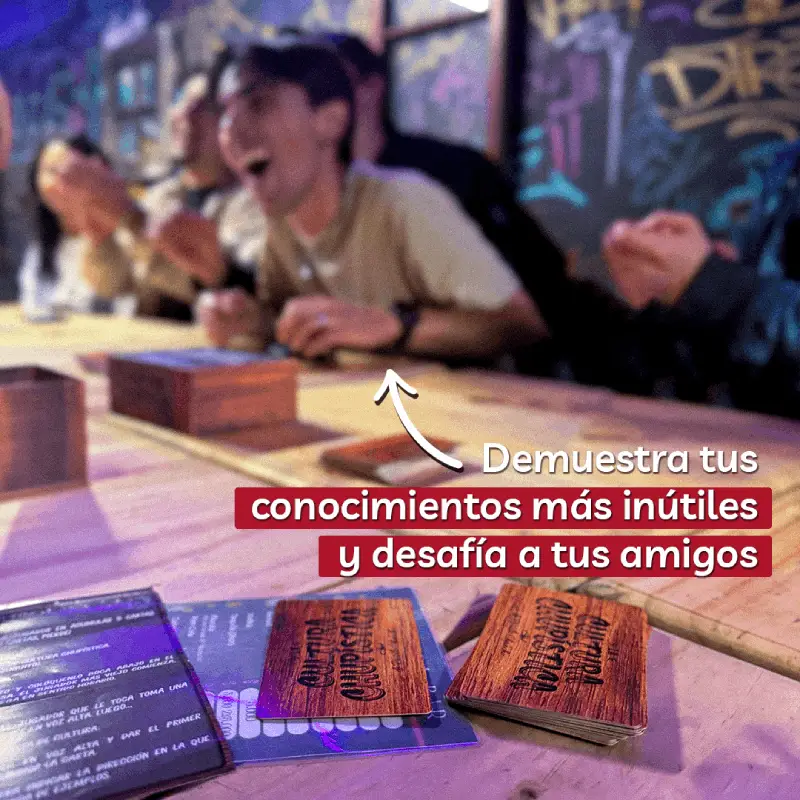 amigos jugando cultura chupistica sobre mesa de madera