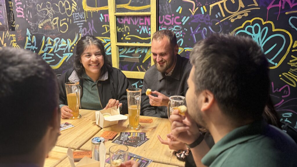 Grupor de amigos jugando cultura chupistica en un bar