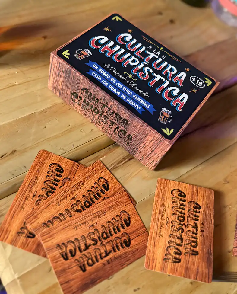 Juego de mesa cultura chupistica sobre mesa de madera