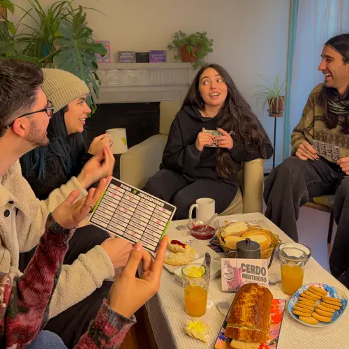 Grupo De Amigos Jugando Cerdo Mentiroso En Living Sin Texto
