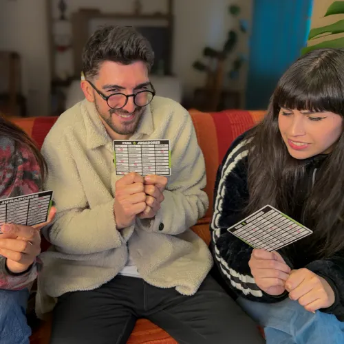 Grupo De Amigos Jugando Cerdo Mentiroso Y Riendo En Living Sin Texto