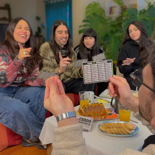 Grupo De Amigos Jugando Cerdo Mentirso Sentados En Sofa Sin Texto