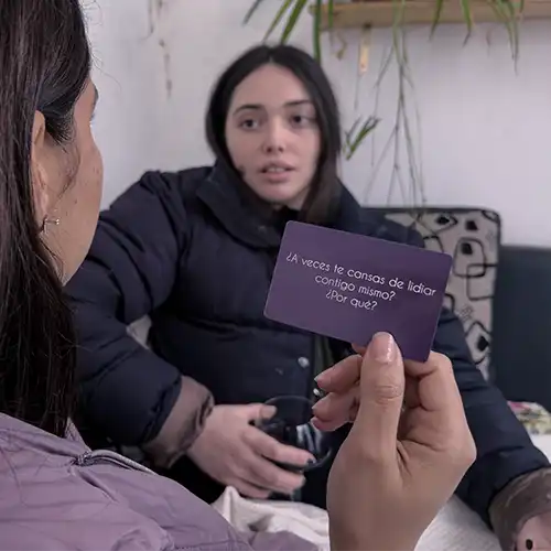 pareja de mujeres leyendo carta de conversaciones profundas