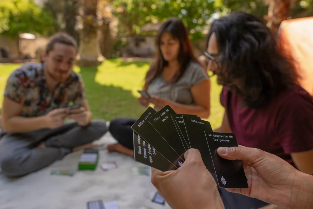 amigos jugando mala leche en picnic de tarde en jardin